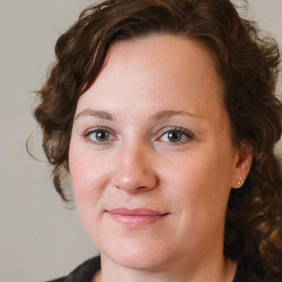 Expertin für digitale Bildbearbeitung bei der Arbeit an einem kreativen Fotoprojekt